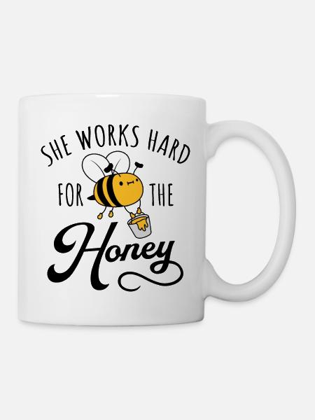She Works Hard For The Honey Money Bienen Spruch - Tasse - Weiß