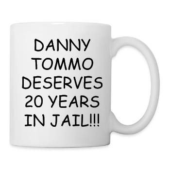 Danny Tommo verdient 20 Jahre Gefängnis – Schwarzer Text - Tasse - Weiß - Rechts