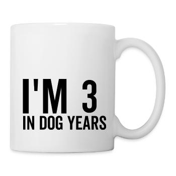 Ich bin 3 in Hundejahren - Tasse - Weiß - Rechts