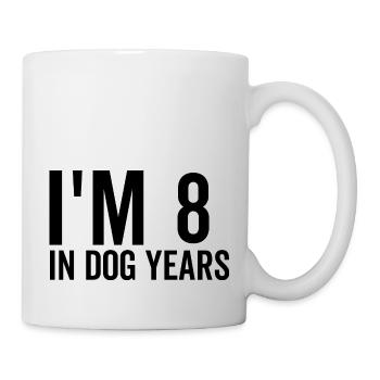 Ich bin 8 in Hundejahren - Tasse - Weiß - Rechts