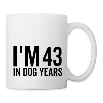 Ich bin 43 in Hundejahren - Tasse - Weiß - Rechts