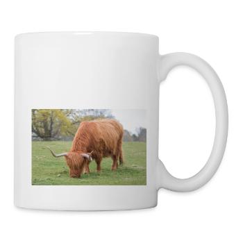 A Highland cattle in the Scottish Highlands - Mug - white - Right