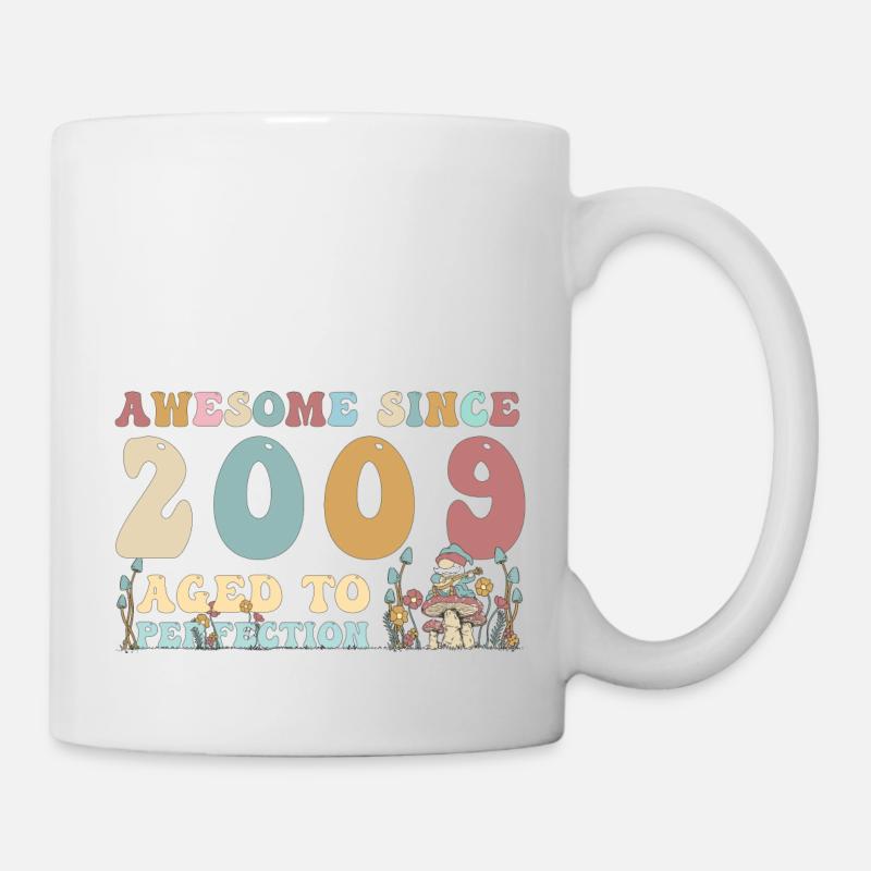 Génial depuis 2009 - 14e anniversaire - 2023 Groovy - Mug blanc - blanc