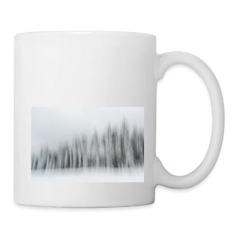 Une rangée de conifères enneigés dans un paysage hivernal en m - Mug blanc - blanc - Droite