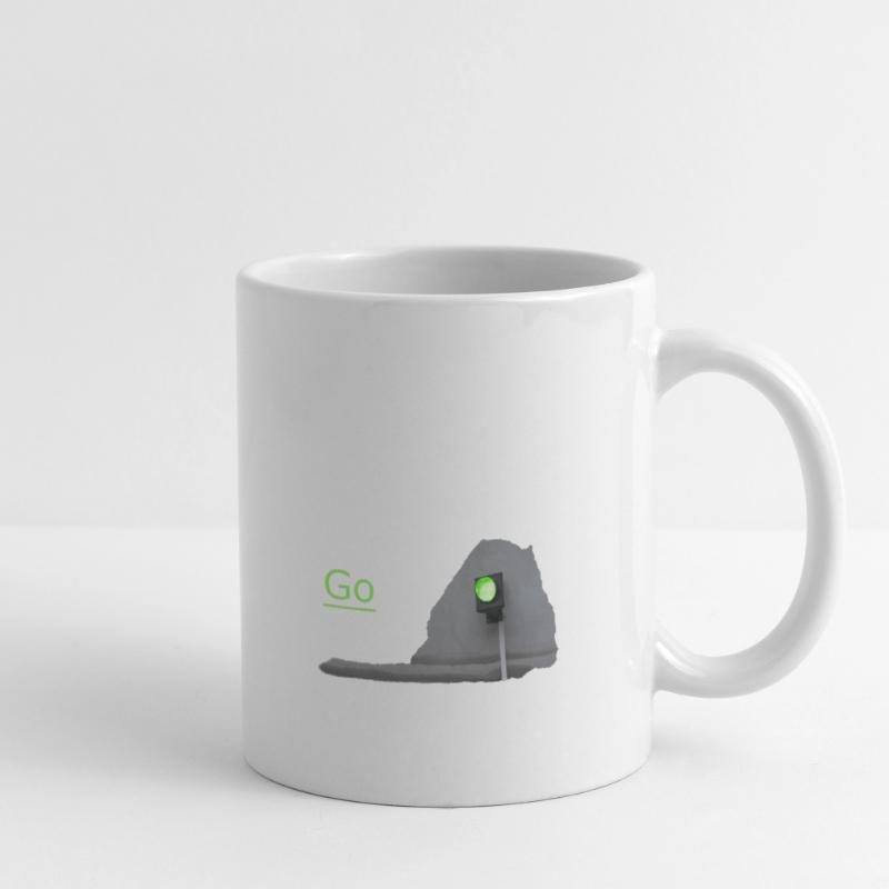 Le feu de circulation brille en vert devant le gris Mug blanc