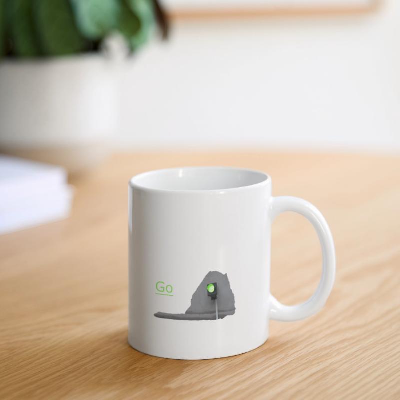 Le feu de circulation brille en vert devant le gris Mug blanc