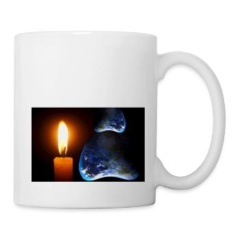 Eine Kerze, die über einem unbekannten Land leuchtet. - Tasse - Weiß - Rechts