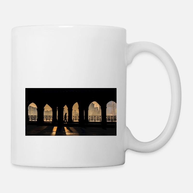 Ein Mann auf dem Weg zur Arbeit - Tasse - Weiß