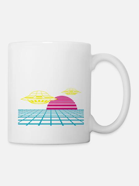 Verpasse deinem Outfit etwas Retro UFO Invasion - Tasse - Weiß