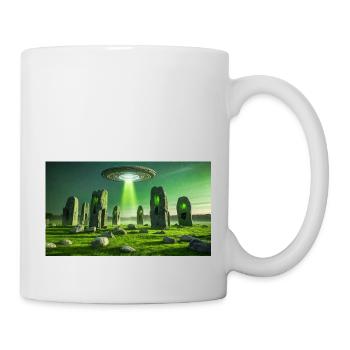 gruselige mythische Orte – UFO fliegt Stonehenge - Tasse - Weiß - Rechts