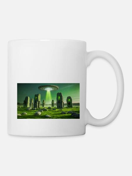 gruselige mythische Orte – UFO fliegt Stonehenge - Tasse - Weiß