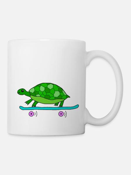 Turtle rides skateboard - Mug - white