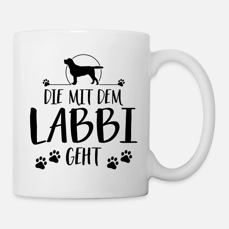 DIE MIT DEM LABBI GEHT Labrador Spruch Wilsigns - Tasse - Weiß