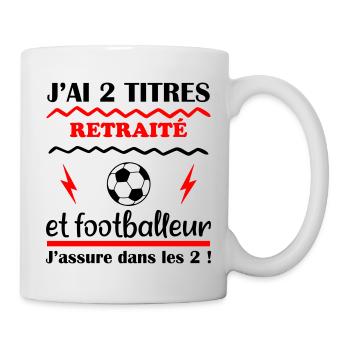 J ai deux titres retraité et footballeur - Mug blanc - blanc - Droite
