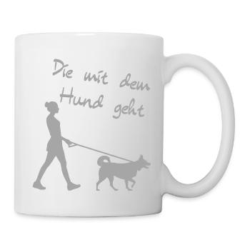 Die mit den Hund geht / Lustiges Shirt für Sie - Tasse - Weiß - Rechts