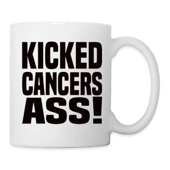 Kicked Cancers Ass! Anti Krebs Spruch - Tasse - Weiß - Rechts