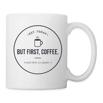 But first, Coffee" - Kaffee & Panik Abzeichen - Tasse - Weiß - Rechts