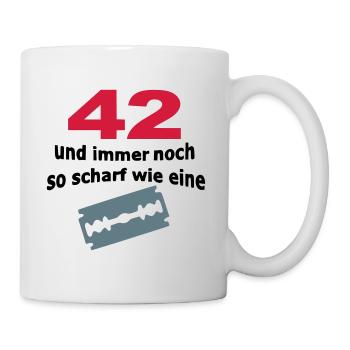 42. Geburtstag – 42 scharf wie eine Rasierklinge - Tasse - Weiß - Rechts