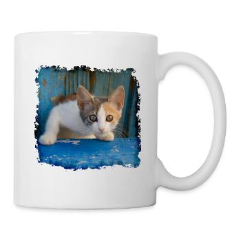 Süßes junges Kätzchen schaut aus alter blauer Tür - Tasse - Weiß - Rechts