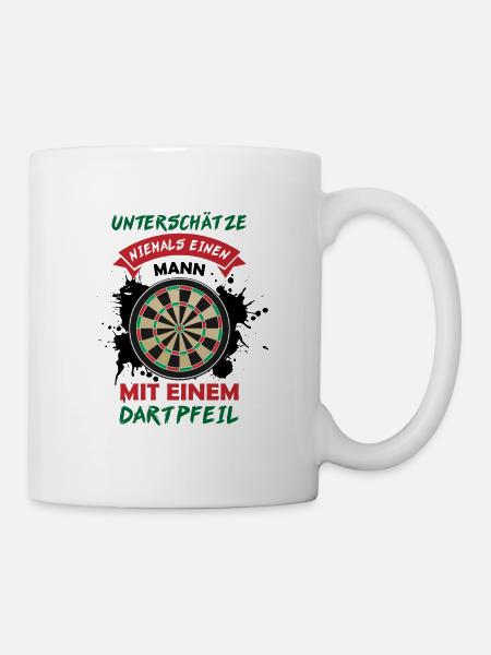 Unterschätze niemals einen Mann mit einem Dart - Tasse - Weiß