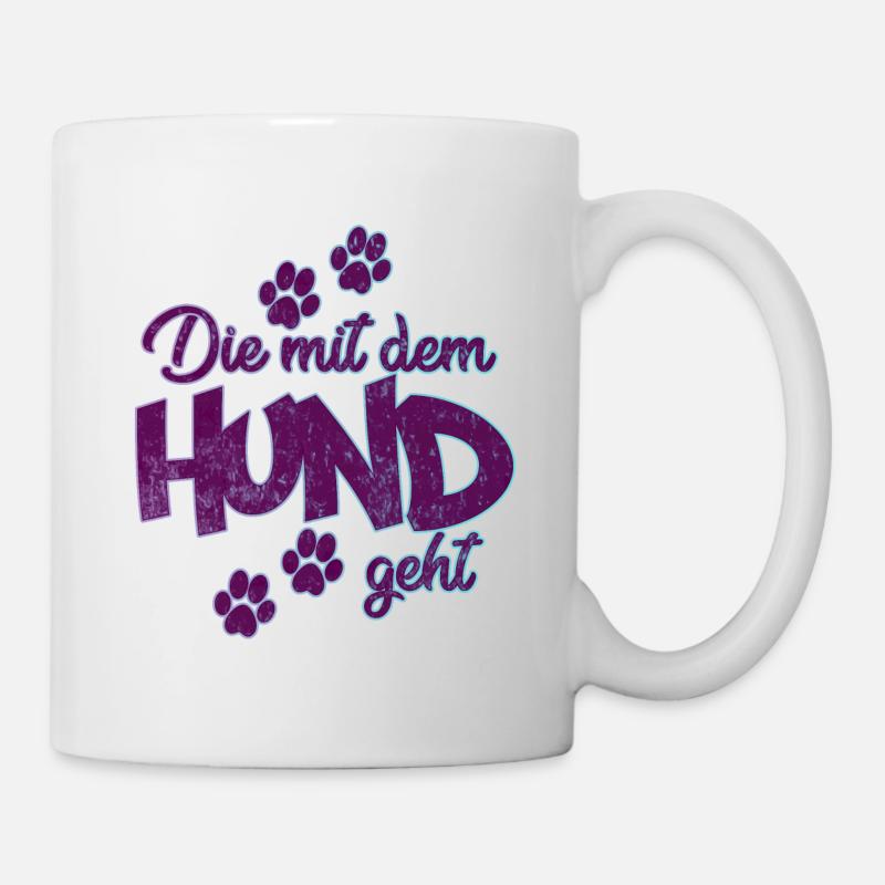 Die mit dem Hund geht | Hundebesitzer Geschenkidee - Tasse - Weiß