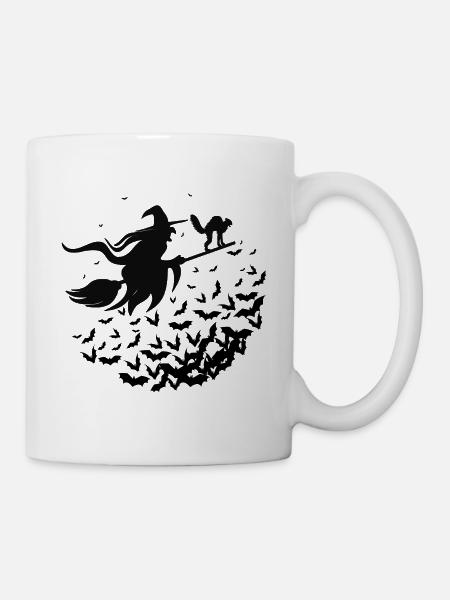 Hexe und ihre Katze auf ihrem Besen - Halloween - Tasse - Weiß