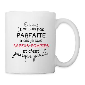 In Wirklichkeit nicht perfekt, aber ich bin ein Feuerwehrmann - Tasse - Weiß - Rechts
