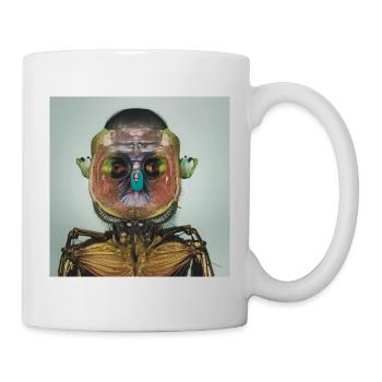 Fotografisches Portrait grün rotes Insekt - Tasse - Weiß - Rechts