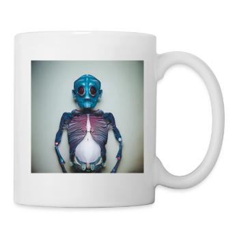 Fotografisches Portrait blaues Insekt - Tasse - Weiß - Rechts