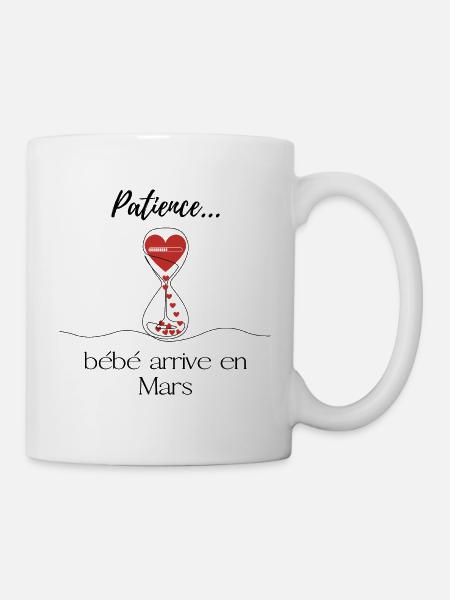Annonce grossesse. Patience bébé arrive en Mars - Mug blanc - blanc