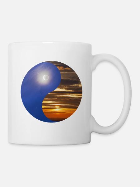 Yin und Yang der Sonne und Mond im Himmel - Tasse - Weiß