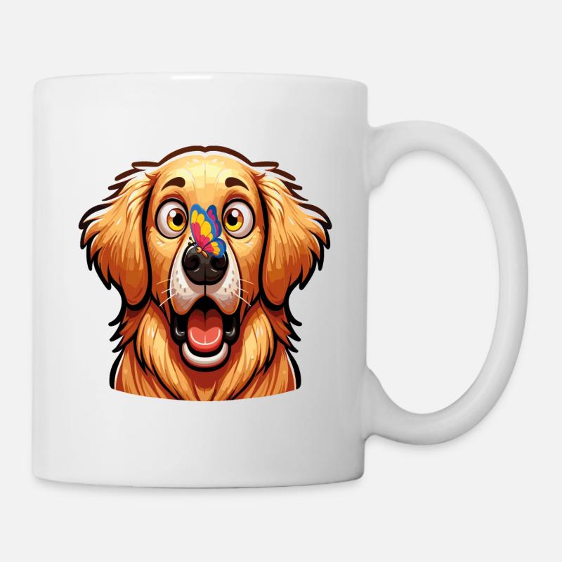 Ein Labradorhund, der von einem bunten Schmetterling überrascht wird - Tasse - Weiß