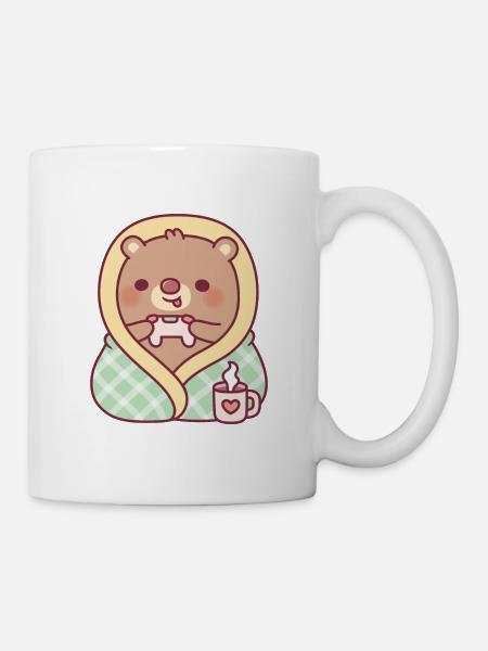 Ours mignon enveloppé dans une couverture douillette pendant le jeu - Mug blanc - blanc