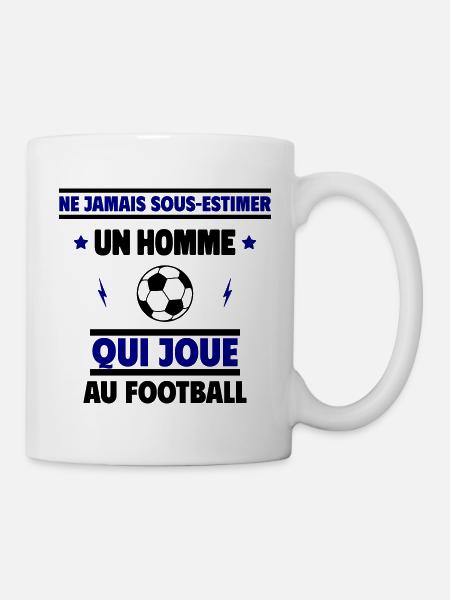 Ne jamais sous-estimer un homme qui joue au foot - Mug blanc - blanc