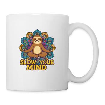 Slow Your Mind – Meditierendes Faultier Shirt - Tasse - Weiß - Rechts