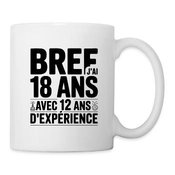 Kurz gesagt, 18 Jahre alt mit 12 Jahren Erfahrung - Tasse - Weiß - Rechts