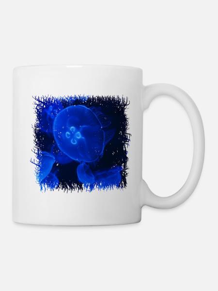 Quallen im blauen Tiefseelicht - Tasse - Weiß