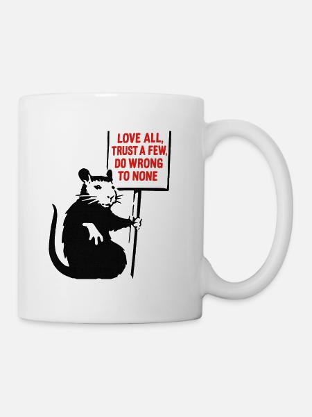 Ratte mit Schild: Liebe Alle Traue Wenigen - Tasse - Weiß