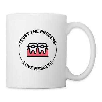 Vertrauen Sie dem Prozess, lieben Sie die Ergebnisse Kieferorthopädisch - Tasse - Weiß - Rechts