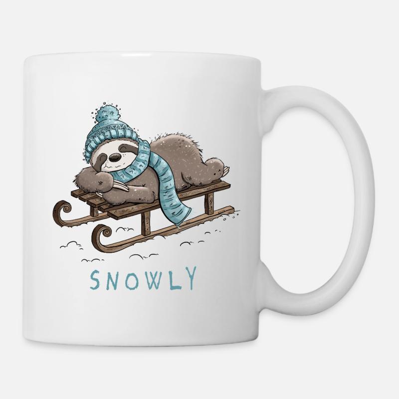 Snowly Faultier im Wintermodus Schlitten Schnee  - Tasse - Weiß