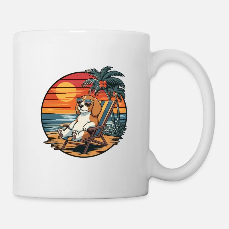 Drôle de chien beagle sur le coucher de soleil des vacances d’été sur la plage - Mug blanc - blanc