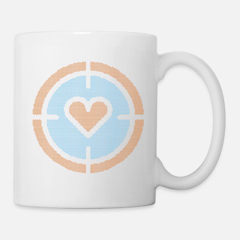 Herz im Ziel-Emblem, Wabenmuster - Tasse - Weiß
