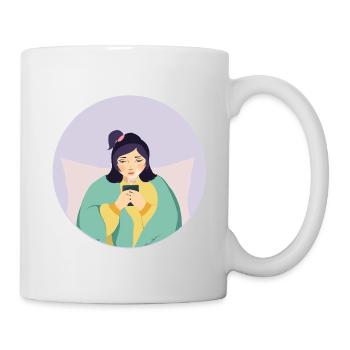 Pastellmüdes Mädchen mit Tee in gemütlicher Ecke - Tasse - Weiß - Rechts