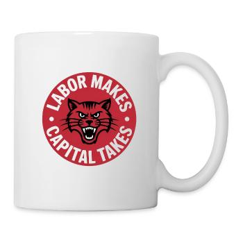 Arbeit schafft, Kapital nimmt – Sozialismus-Logo-Abzeichen - Tasse - Weiß - Rechts