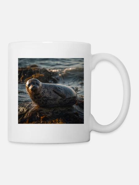 Robbe auf der Klippe am Meer - Tasse - Weiß