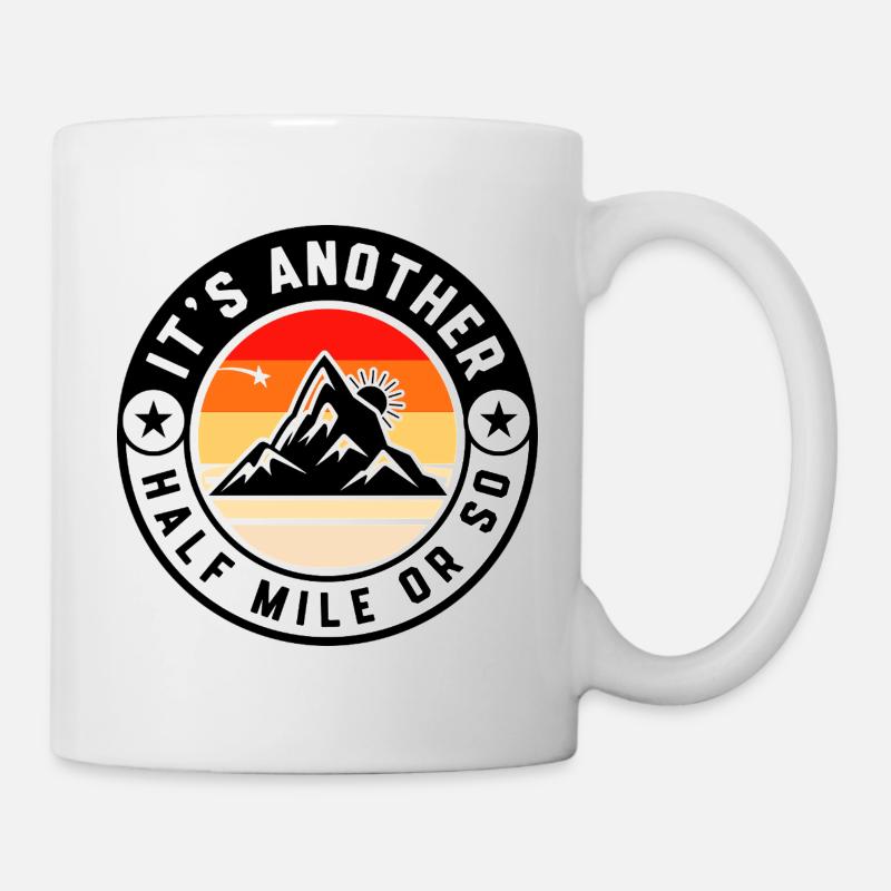 Es sind noch etwa eine halbe Meile – lustiges Wanderzitat - Tasse - Weiß