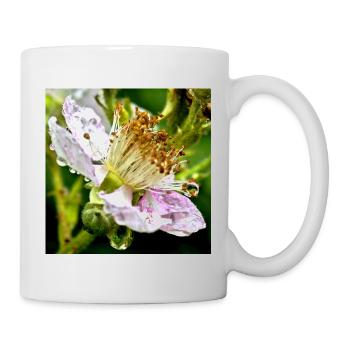 Botanische Eleganz Brombeerblüte Makro - Tasse - Weiß - Rechts