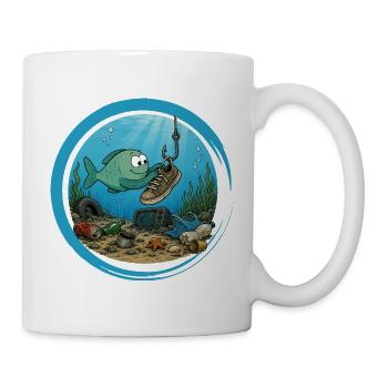 Fish cleans up the sea | Funny environmental motif - Mug - white - Right