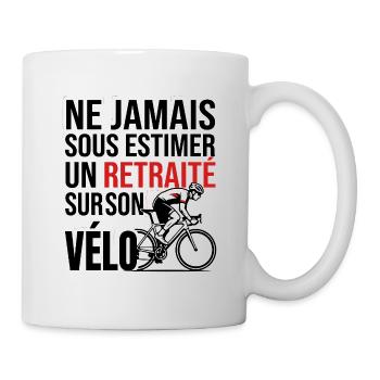 Ne jamais sous estimer un retraité sur son vélo - Mug blanc - blanc - Droite