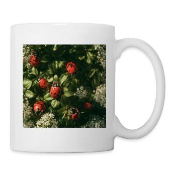 Marienkäfer auf Blütenblättern - Tasse - Weiß - Rechts